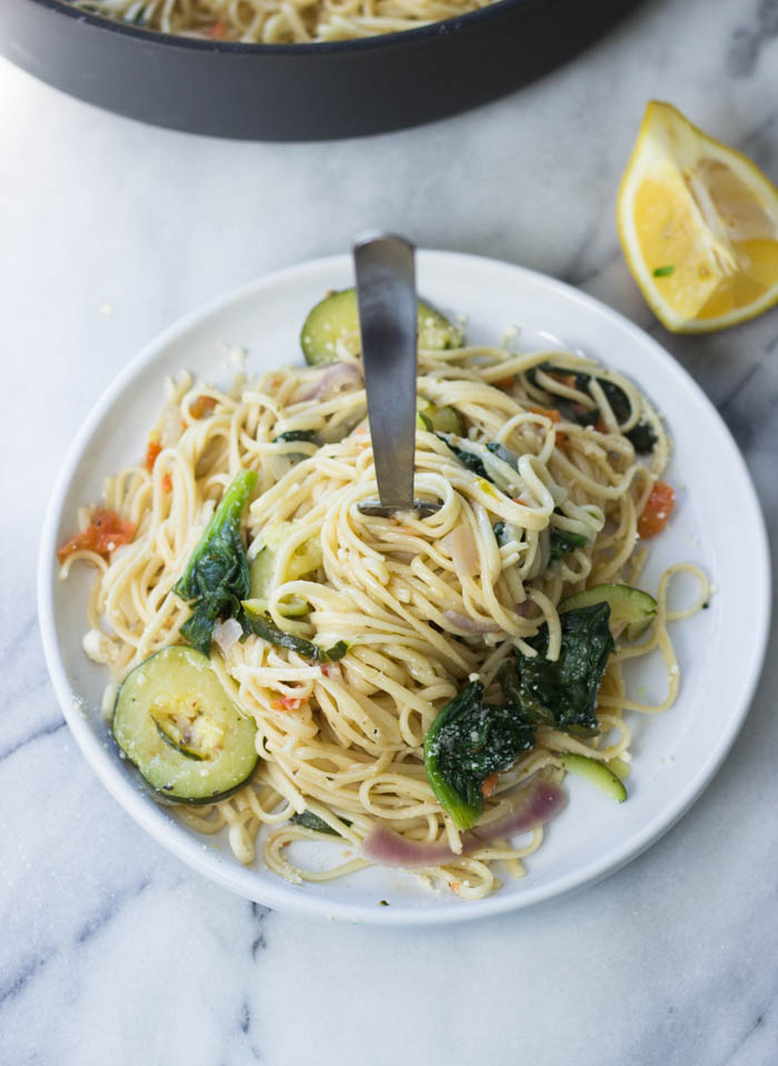 Quick One Pan Spinach and Zucchini Pasta (10 minutes, Vegetarian)
