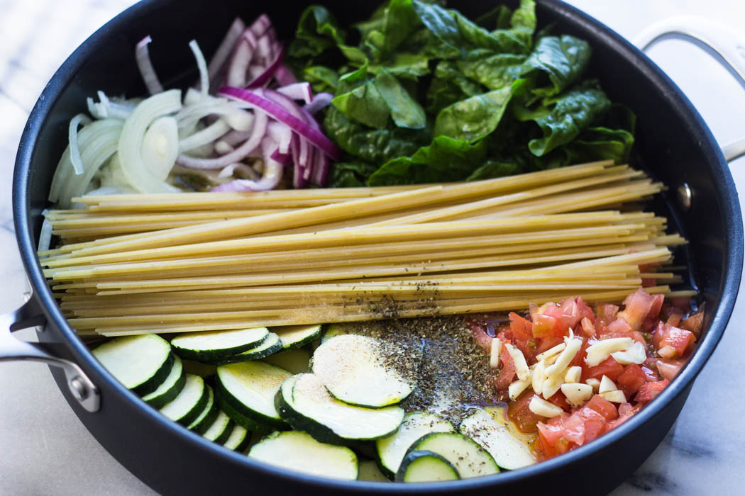 Quick One Pan Spinach and Zucchini Pasta (10 minutes, Vegetarian)