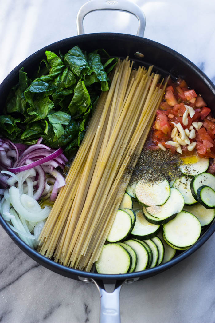 Quick One Pan Spinach and Zucchini Pasta (10 minutes, Vegetarian)