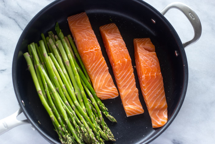 10 Minute One Pan Lemon Garlic Salmon and Asparagus