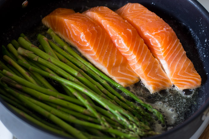 10 Minute One Pan Lemon Garlic Salmon and Asparagus