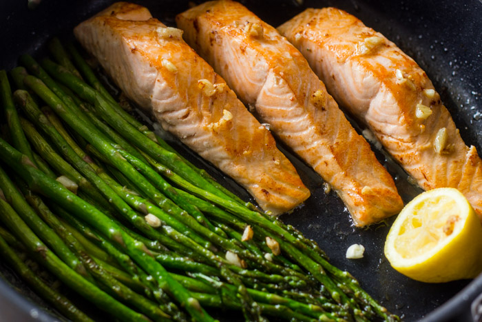 10 Minute One Pan Lemon Garlic Salmon and Asparagus