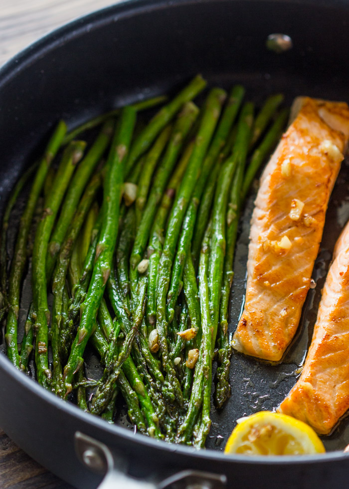 10 Minute One Pan Lemon Garlic Salmon and Asparagus