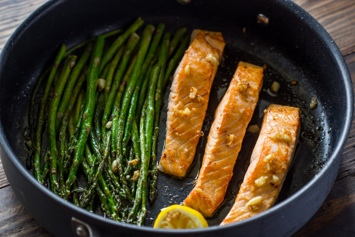 10 Minute One Pan Lemon Garlic Salmon and Asparagus
