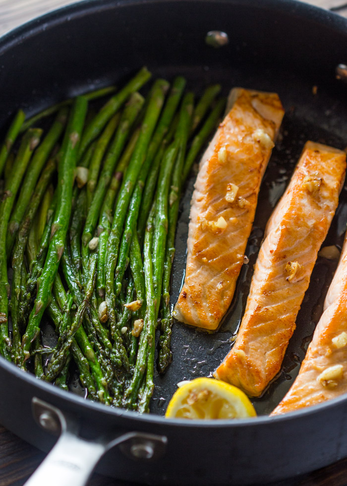 10 Minute One Pan Lemon Garlic Salmon and Asparagus